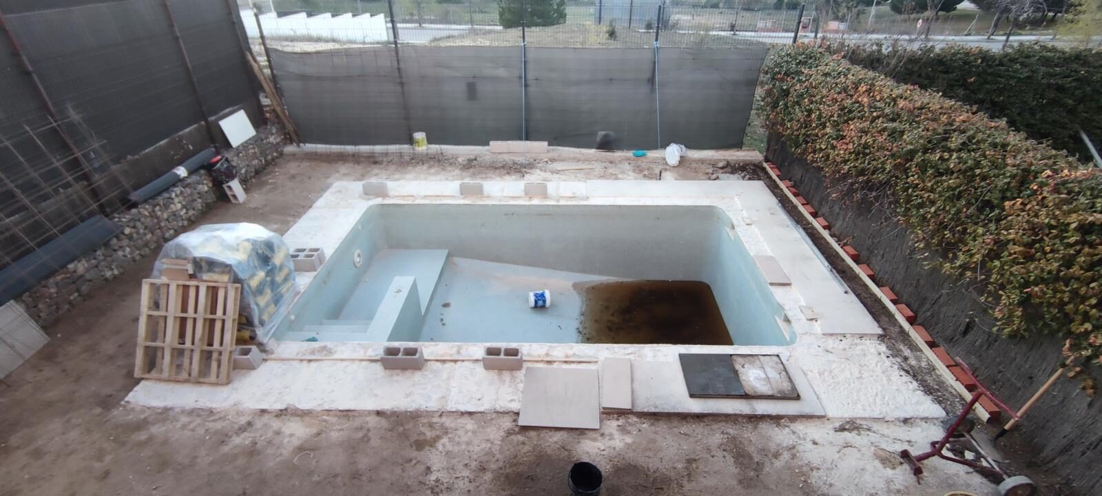 Replanteo del pavimento exterior alrededor de la piscina durante la reforma