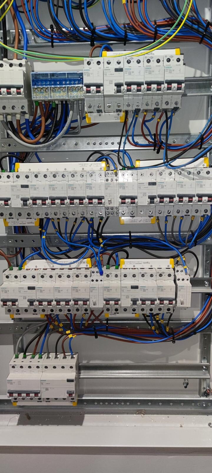 Detalle del cableado y las protecciones de un cuadro eléctrico instalado por Reformas Deybid