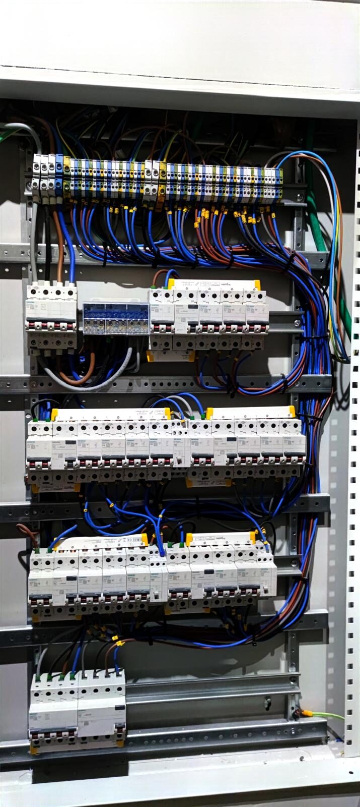 Cuadro eléctrico terminado con magnetotérmicos, diferenciales y cableado ordenado