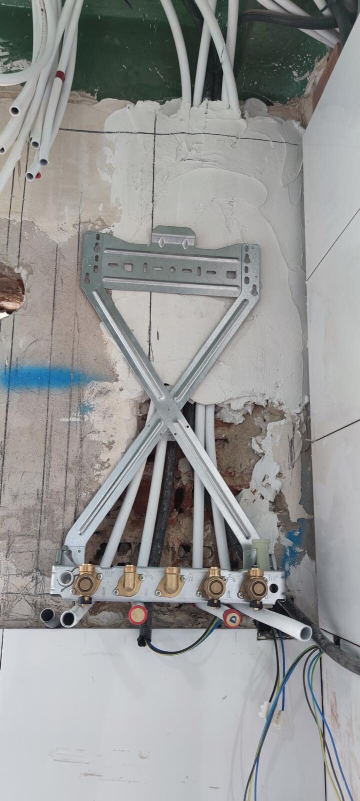 Colector de fontanería con llaves de corte y tuberías multicapa en una reforma de baño