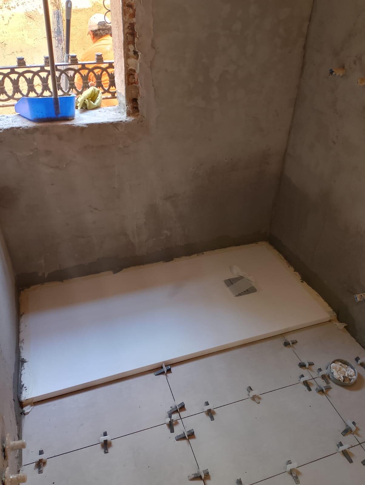 Instalación de plato de ducha y alicatado de suelo en reforma de baño