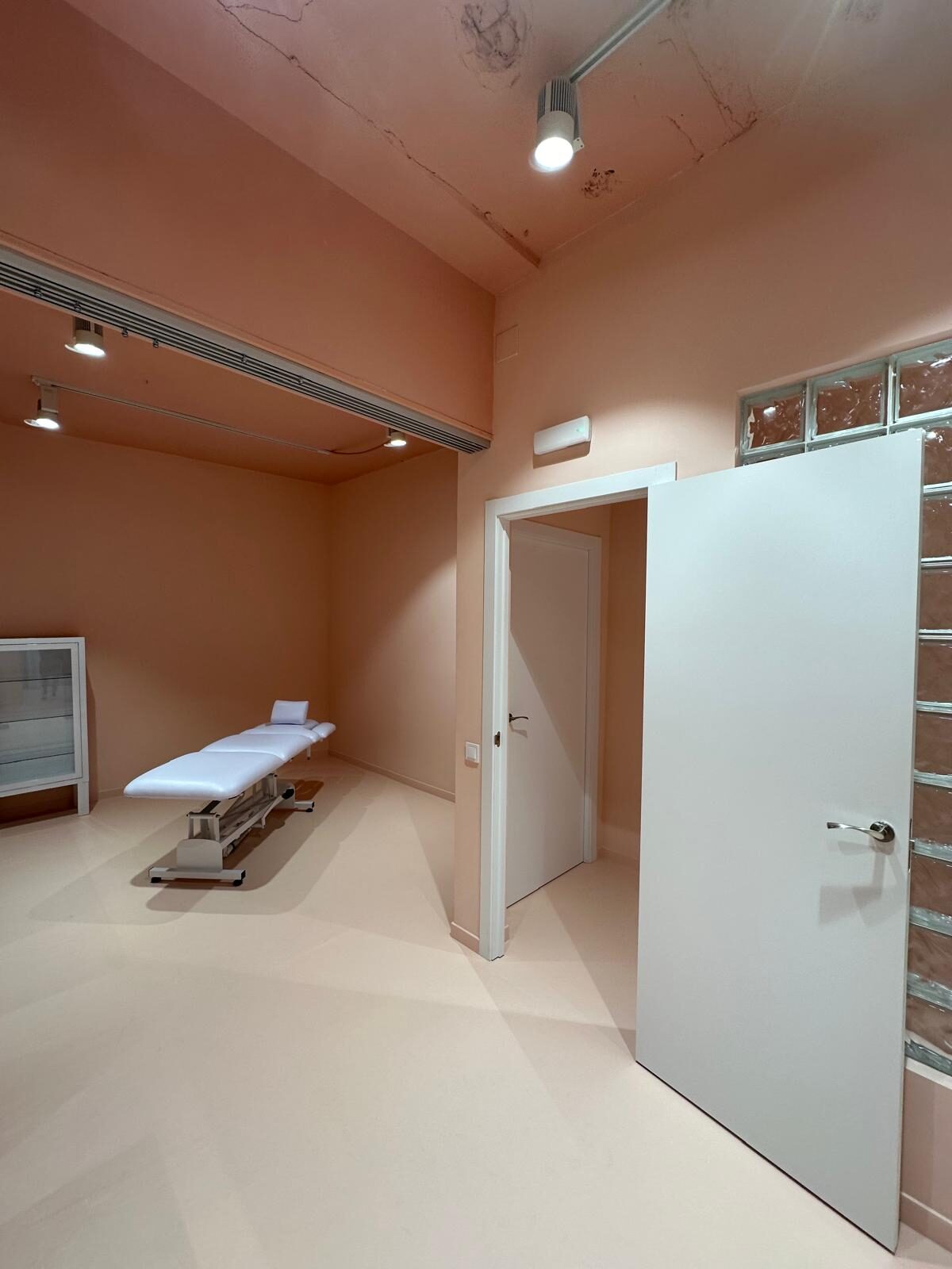 Cabina con camilla, carpintería nueva y climatización instalada