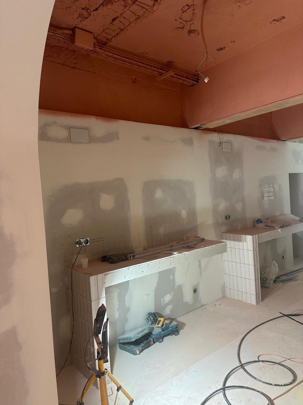 Mostradores de obra con alicatado blanco en proceso de ejecución
