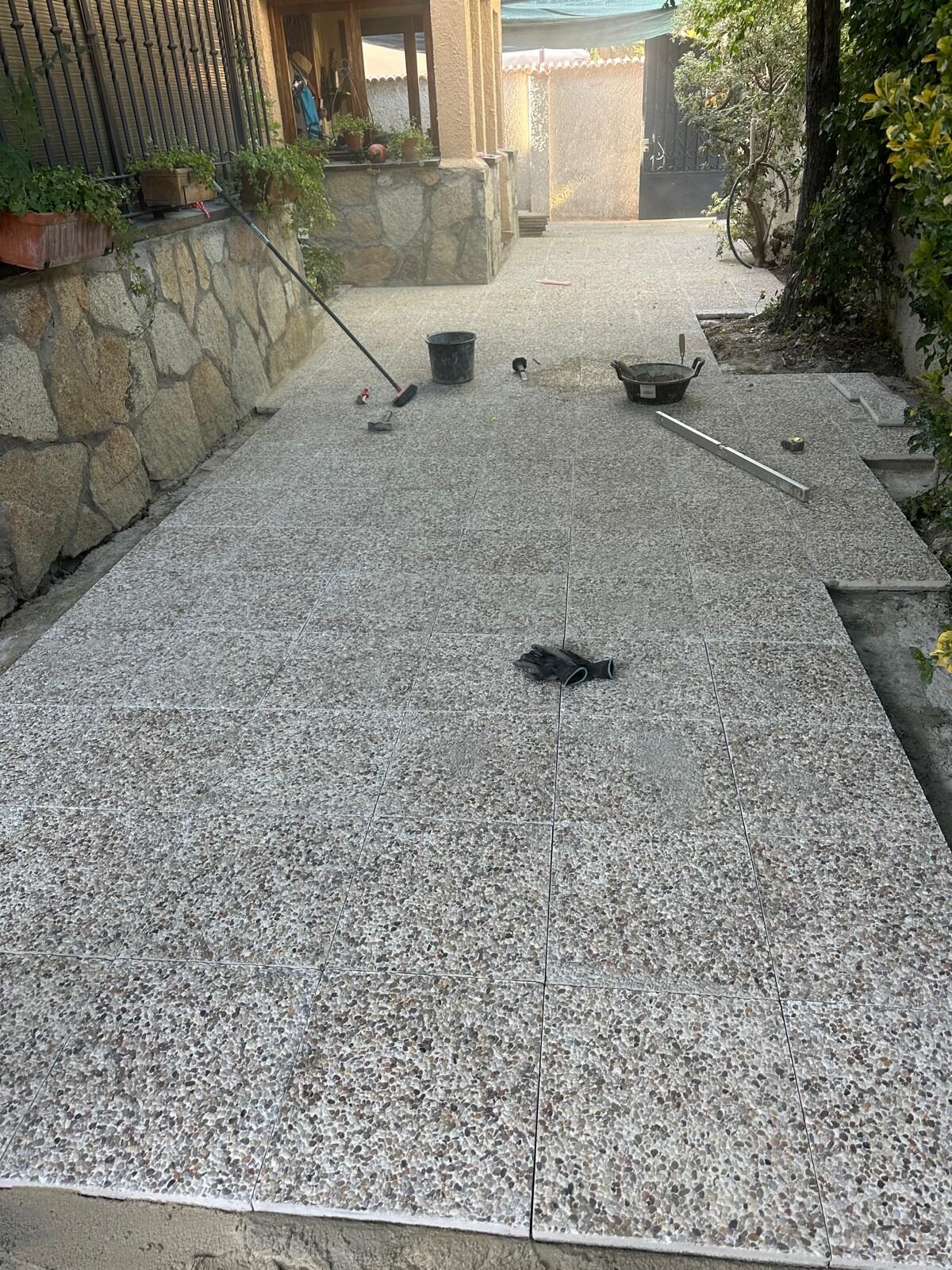 Pavimento exterior de terraza en proceso de colocación con nivelación y juntas