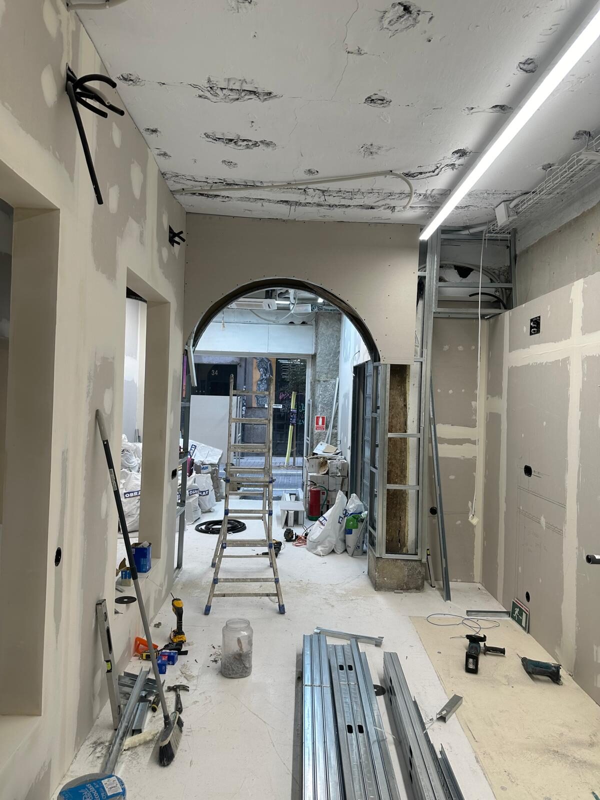 Tabiques de pladur y arco de acceso en construcción en el local de Madrid centro