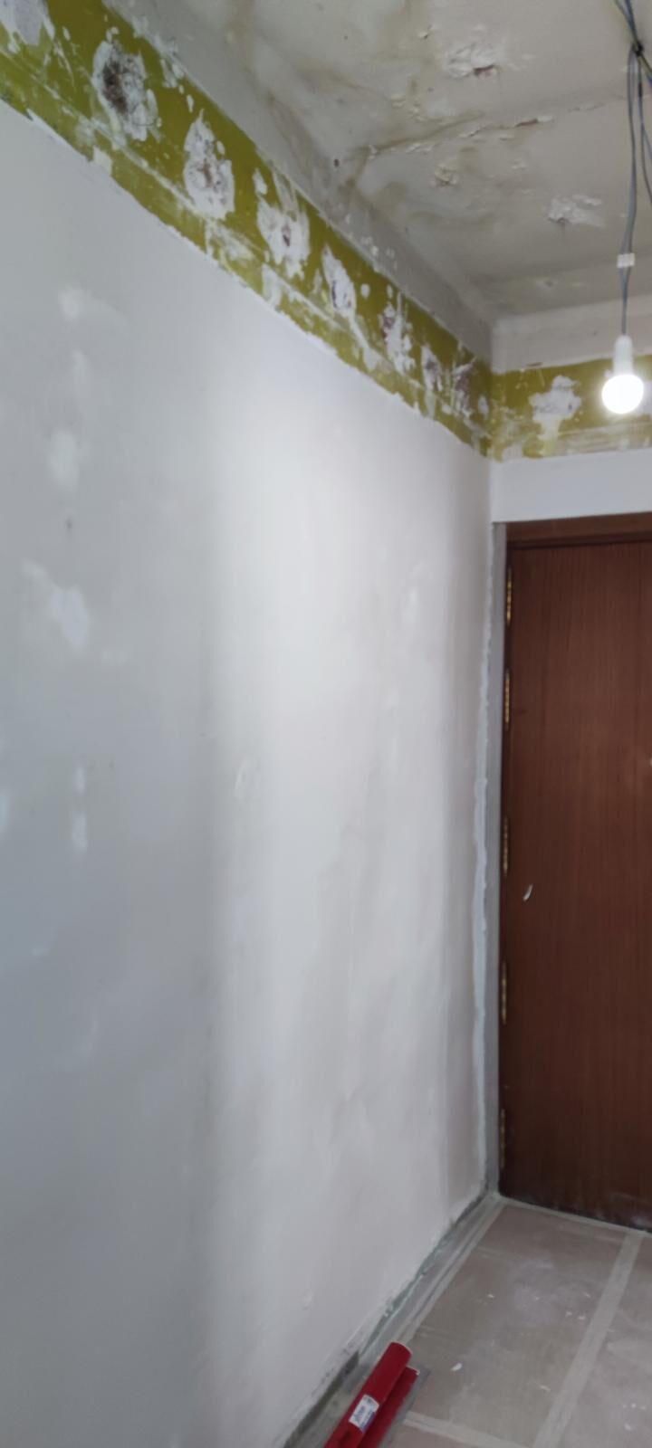 Paredes masilladas y techo en reparación durante la reforma de una vivienda